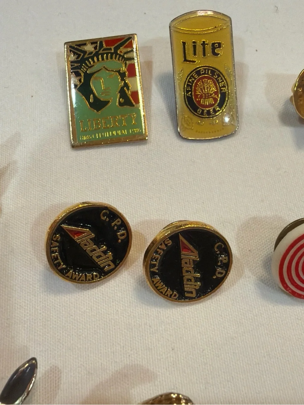 Gold Tone Heart Pin and Mixed Enamel Brooch Set - Green, Pink, Red, Gold 11 pies